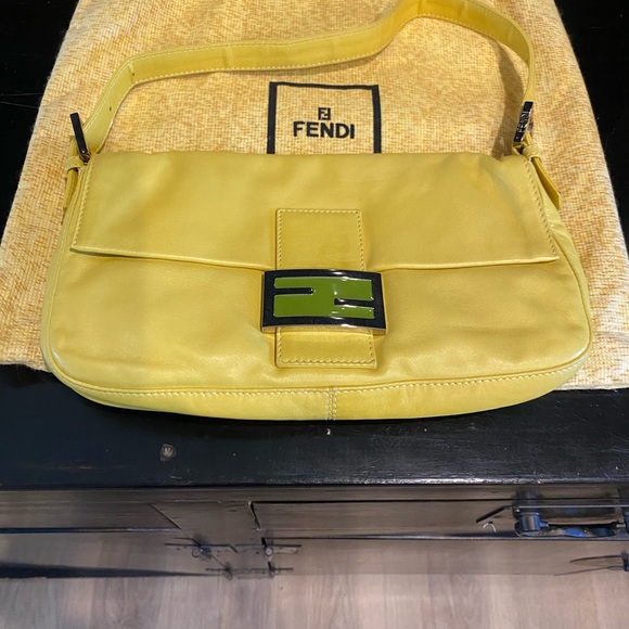 FENDI BAGUETTE NWT VINTAGE YELLOW LEATHER FENDI SERIAL NUMBER SILVER PACKET - Picture 2 of 16